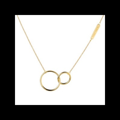 Colar dourado com dois círculos entrelaçados em fundo branco