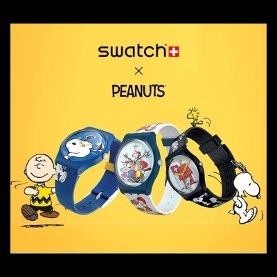 Três relógios Swatch da coleção Peanuts com personagens em fundo amarelo