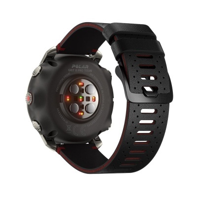 Relógio desportivo Polar Grit X Pro Titan visto pelo verso com pulseira preta com forro vermelho