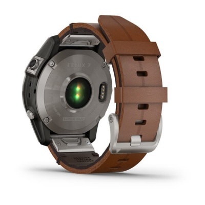 Relógio Garmin Fenix 7 castanho com coroa metálica e sensor no verso