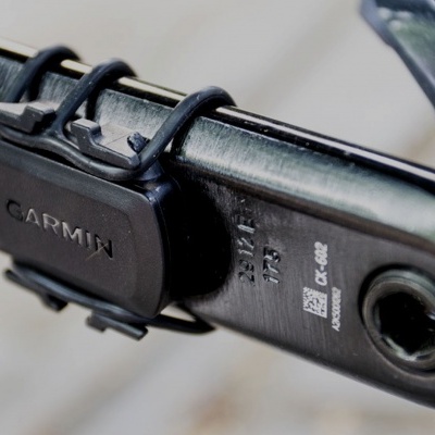 Pedaleira de bicicleta com sensor Garmin e código QR