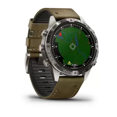 Relógio Garmin com mostrador digital a mostrar mapa, bracelete de couro verde