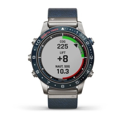 Relógio inteligente Garmin com bracelete azul e mostrador digital com dados náuticos