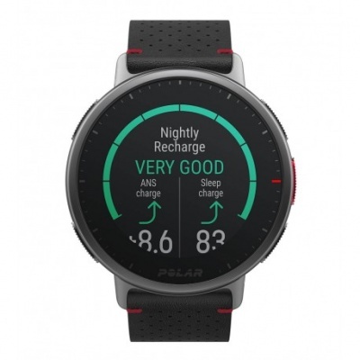 Relógio inteligente com ecrã circular a mostrar dados de recuperação e pulseira preta com detalhes vermelhos