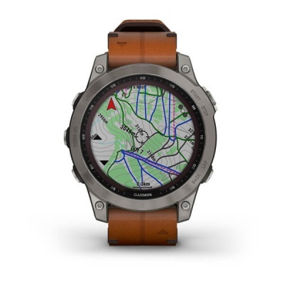 Relógio Garmin com bracelete castanha e mapa topográfico no ecrã