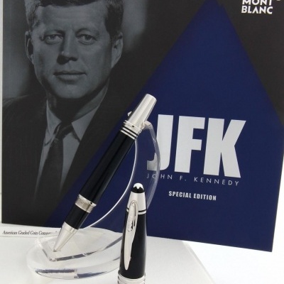 Caneta preta Montblanc JFK Special Edition com estojo e imagem de John F. Kennedy ao fundo