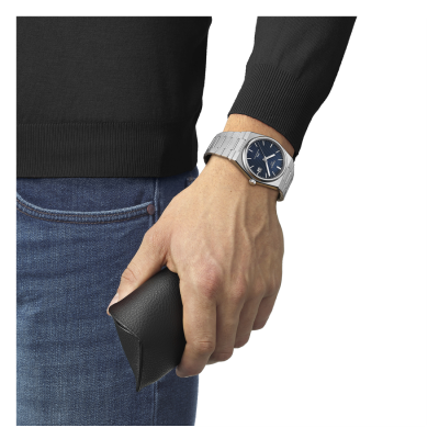 Relógio de pulso masculino com bracelete metálica e mostrador azul