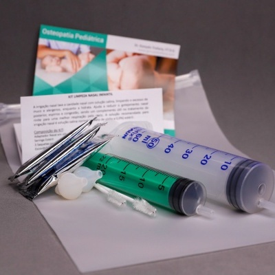 Seringas, agulhas e folhetos informativos sobre superfície cinzenta