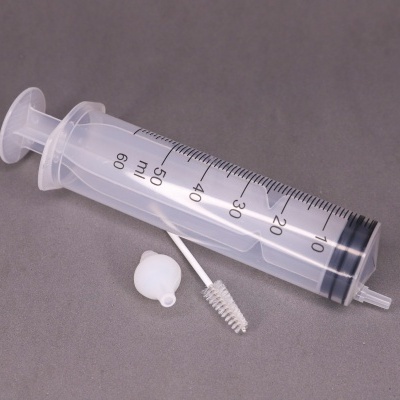 Seringa plástica transparente de 60 ml com escova branca e tampinha