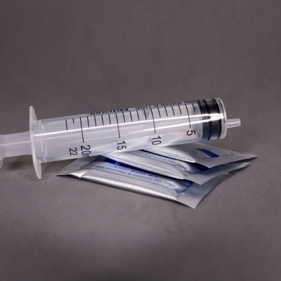 Seringa plástica transparente com agulhas em embalagens individuais