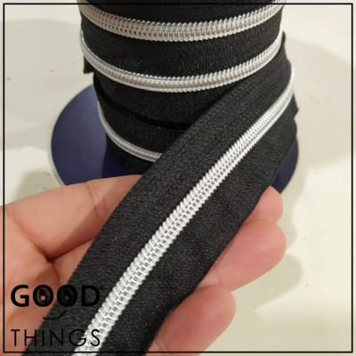 Fecho a metro metalizado | Malha 5 | Fundo Preto