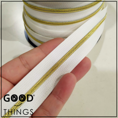 Fecho a metro metalizado | Malha 3 | Fundo Branco