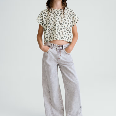 Rapaz jovem com t-shirt estampada e calças largas jeans