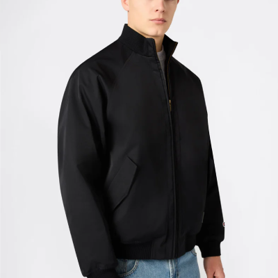 Casaco masculino preto com fecho de correr e gola alta