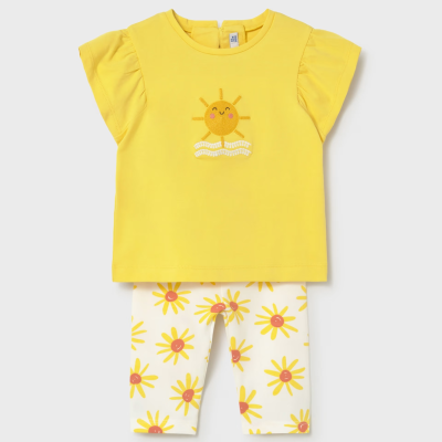 Conjunto de roupa amarela e branca para bebé com estampas de sol e flores.