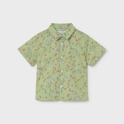 Camisa infantil verde com padrão de lagartos e folhas coloridas