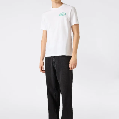 Homem com t-shirt branca, calças pretas e sapatilhas brancas em fundo branco