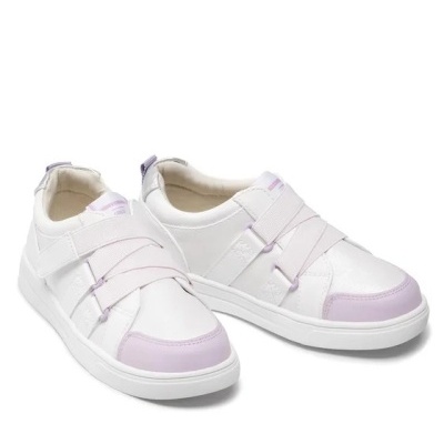 Par de sapatilhas brancas com detalhes lilás e fecho de velcro