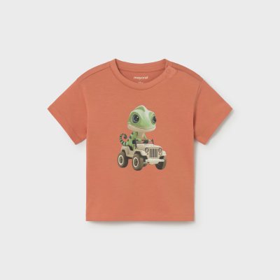 Camisola infantil laranja com estampa de camaleão verde num jipe bege