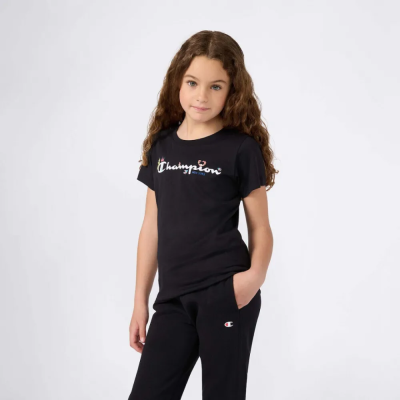 Camiseta preta Champion New York e calças pretas, criança com cabelo encaracolado