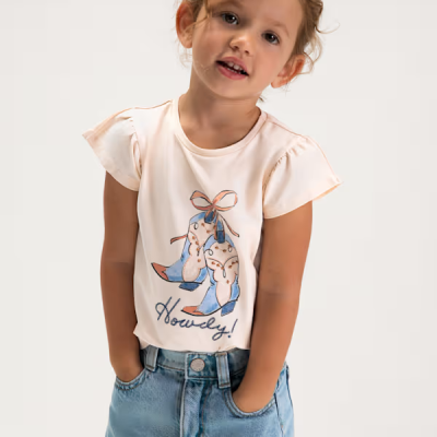 Menina com camisola branca manga curta e calções de ganga azul claro