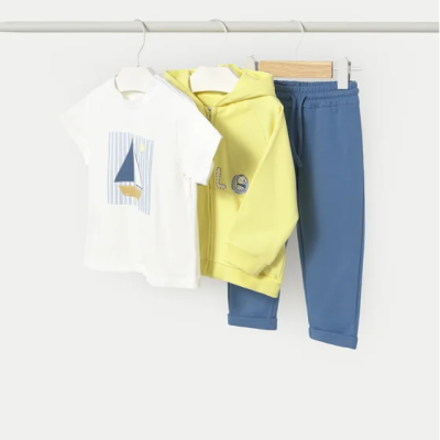 Conjunto infantil t-shirt branca com barco, camisola amarela com capuz, calça azul pendurados