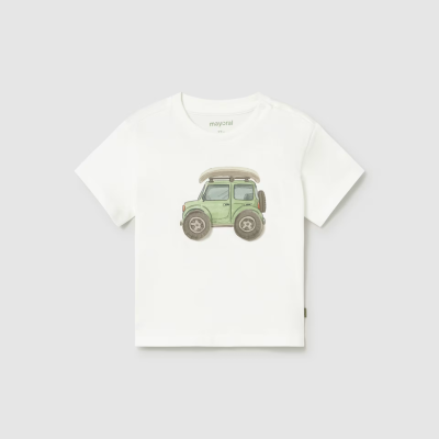 T-shirt branca de criança com estampa de carro verde e prancha de surf
