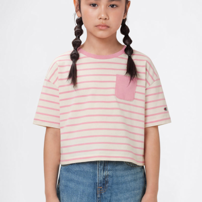 Menina a usar t-shirt às riscas rosa e saia de ganga azul clara