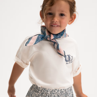 Camisola branca com lenço azul e rosa e saia plissada floral azul e branco
