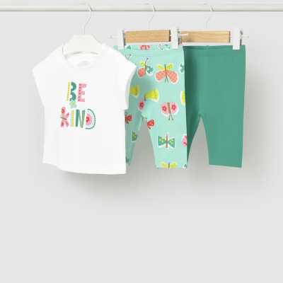 Conjunto de roupa infantil com t-shirt branca BE KIND e duas calças verdes, uma com padrão de borboletas.