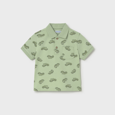 Polo verde claro infantil com estampado de camaleões e bolso frontal.