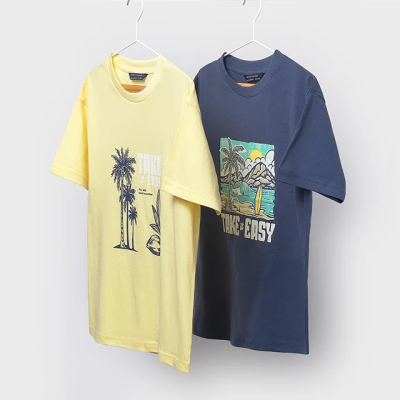 Duas t-shirts coloridas com estampas, uma amarela e uma azul, penduradas num varão branco.