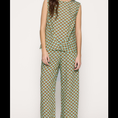 Conjunto feminino com regata e calças largas padrão geométrico verde castanho azul