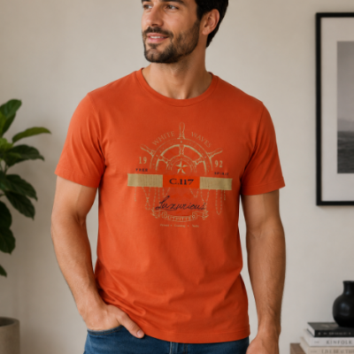 Homem a usar t-shirt laranja com estampa de texto em ambiente interior