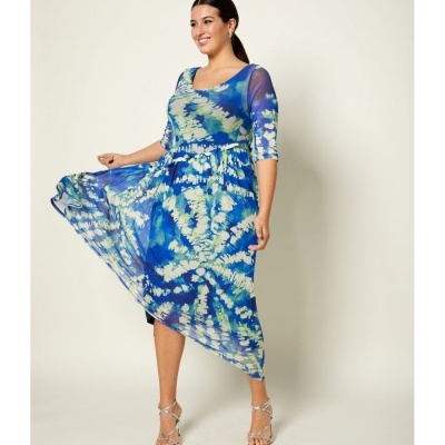 Vestido midi azul com padrão tie-dye e mangas transparentes usado por mulher