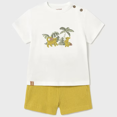Conjunto infantil com t-shirt branca e calções amarelos.