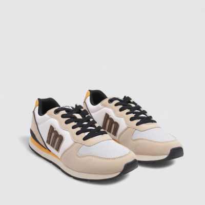 Par de sapatilhas bege, branco e preto com atacadores pretos e detalhe m castanho
