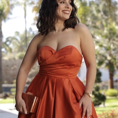Vestido de cerimónia laranja acetinado com decote coração e bolsa rígida