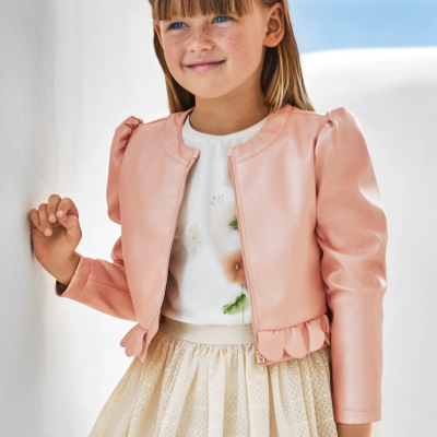 Menina com casaco rosa claro, t-shirt branca floral e saia bege de renda