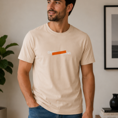 Homem com t-shirt bege com estampa e calças de ganga azuis