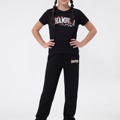 Menina com roupa desportiva preta e sapatilhas rosas