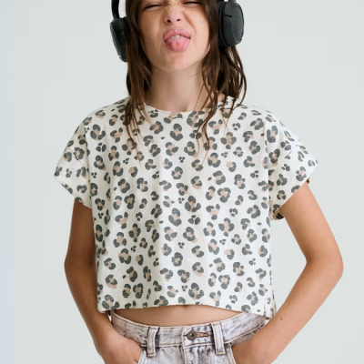T-shirt cropped com padrão animal print e calças de ganga claras