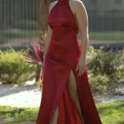 Vestido longo vermelho acetinado com racha lateral