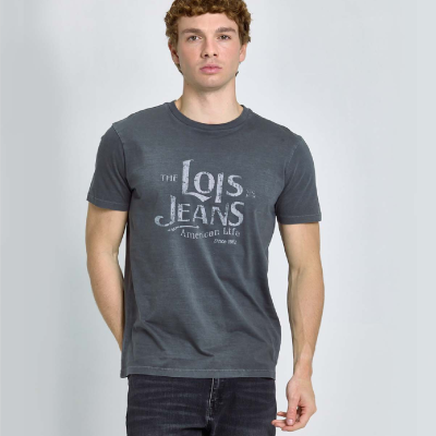 Homem a vestir camisola cinza com estampa branca Lois Jeans e jeans escuros em fundo cinza claro