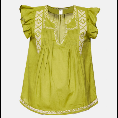 Blusa verde com bordados brancos e mangas curtas franzidas