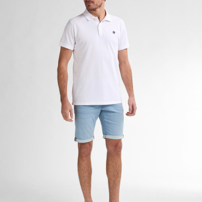 Homem com polo branca e calções de ganga azul claro