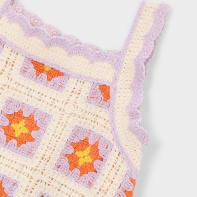 Vestido de crochet colorido com padrão floral e alças largas