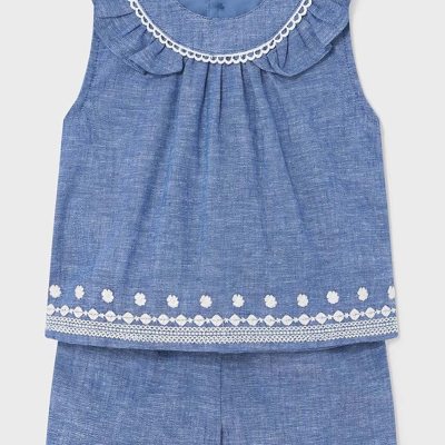 Conjunto infantil azul com bordado branco e folhos no decote