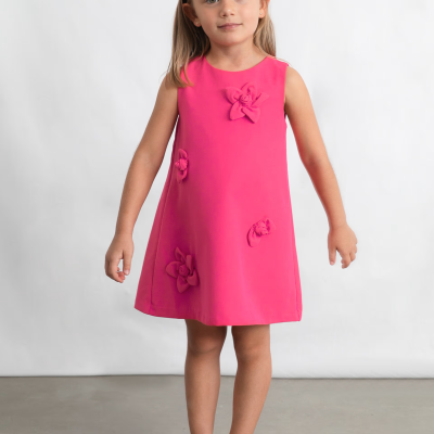 Vestido rosa para menina com flores do tecido e faixa de cabelo rosa.