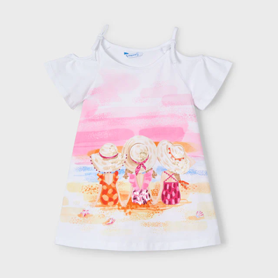 Vestido infantil branco com estampado de meninas na praia e tiras finas nos ombros